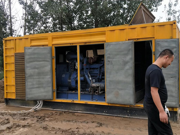 龙江进行柴油发电机组电瓶容量测试时，有哪些注意事项？